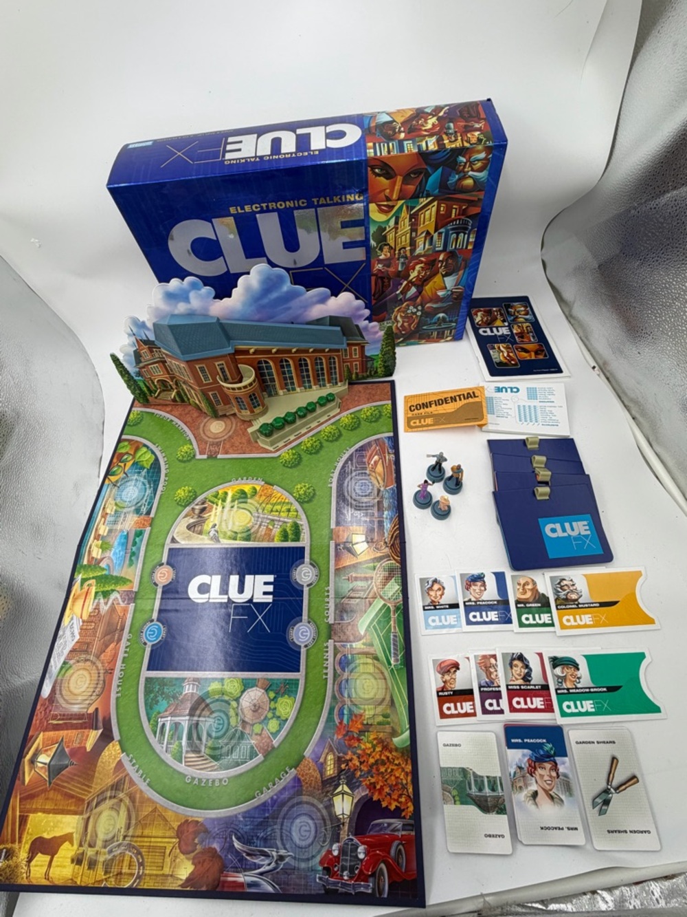 Parker Bros CLUE FX Electronic Talking Deluxe Detective Game 2003.